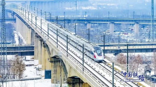 It's snowing heavily How to prevent skidding on EMU trains?