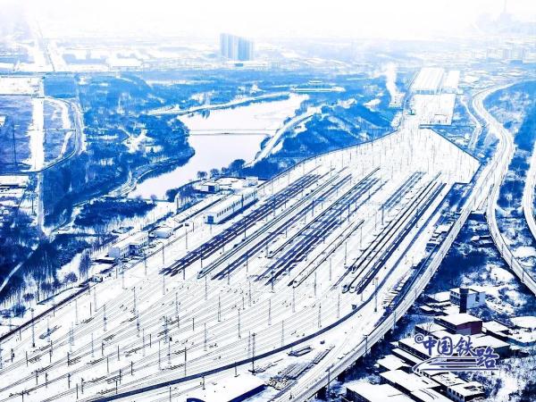 It's snowing heavily How to prevent skidding on EMU trains?
