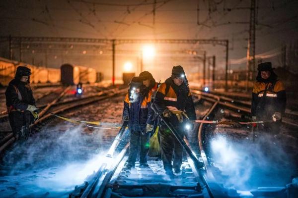 It's snowing heavily How to prevent skidding on EMU trains?