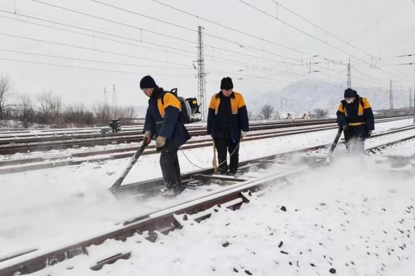 It's snowing heavily How to prevent skidding on EMU trains?