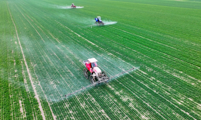 On February 18, 2024, in the wheat field of Sunlaojia Village, Jiwangchang Township, Lixin County, Bozhou City, Anhui Province, farmers drove a self-propelled high-pole sprayer to spray chemicals on wheat.