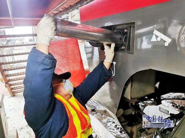 It's snowing heavily How to prevent skidding on EMU trains?